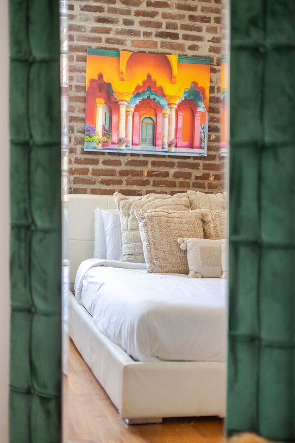 4 bedrooms, desk, iron/ironing board, free WiFi