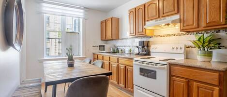 Een koelkast, een microgolfoven, een oven, een kookplaat