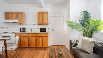 Een koelkast, een magnetron, een oven, een kookplaat