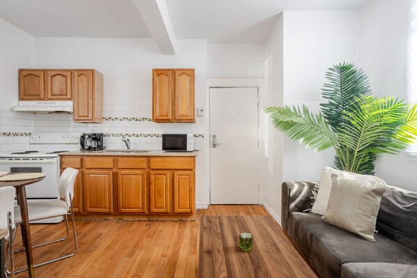 Een koelkast, een microgolfoven, een oven, een kookplaat