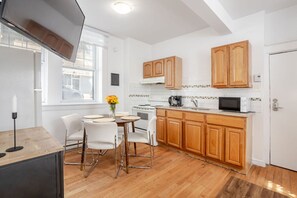 Kühlschrank, Mikrowelle, Ofen, Herdplatte