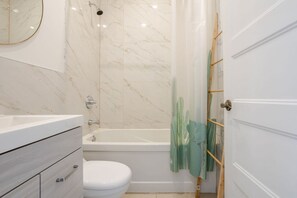 Sèche-cheveux, serviettes fournies