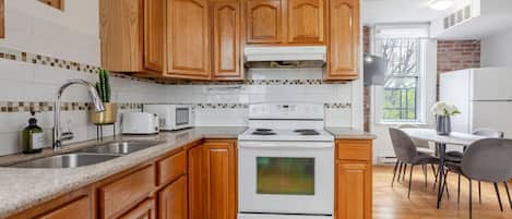 Geladeira, micro-ondas, fogão, cooktop