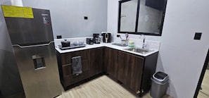 Réfrigérateur, micro-ondes, plaque de cuisson, cafetière/bouilloire
