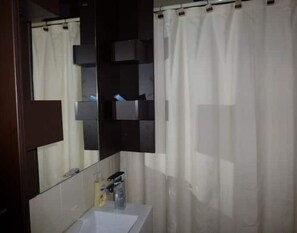 Secador de pelo, toallas, jabón y papel higiénico
