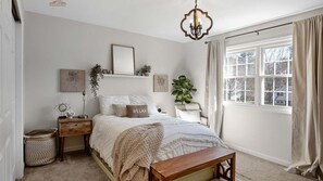 4 bedrooms, desk, iron/ironing board, free WiFi - Elegantly Updated 1 Acre Home in Saratoga Springs (Saratoga Springs)