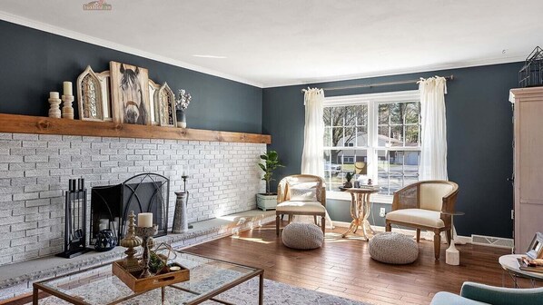 Smart TV, fireplace, DVD player, books - Elegantly Updated 1 Acre Home in Saratoga Springs (Saratoga Springs)