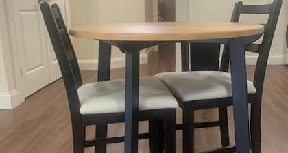 Central, Executive, Furnished Spacious 1BR near shops, dining, trails, downtown