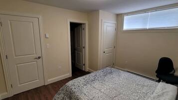 1 bedroom, desk, iron/ironing board, WiFi