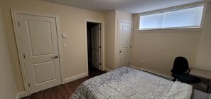 1 slaapkamer, een bureau, een strijkplank/strijkijzer, wifi