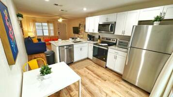 Refrigerador, microondas, horno, placa de cocina