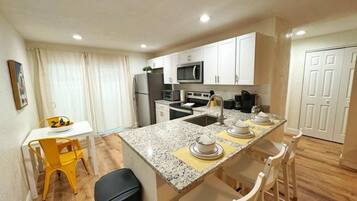 Een koelkast, een microgolfoven, een oven, een kookplaat