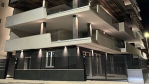 Un immeuble à plusieurs étages doté de balcons et présentant un design architectural moderne.