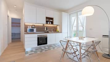 Frigorifero, microonde, forno, piano cottura