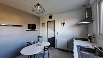 Fridge, oven, cookware/dishes/utensils, paper towels