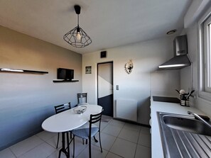 Fridge, oven, cookware/dishes/utensils, paper towels - Detached house with garden (LIT ET MIXE)
