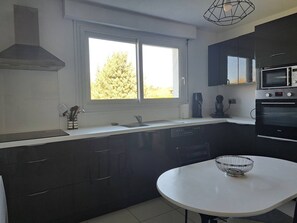 Fridge, oven, cookware/dishes/utensils, paper towels - Detached house with garden (LIT ET MIXE)