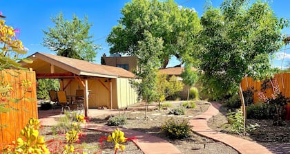 Beautiful Retreat Home in The North Valley - 2 miles from Dtwn Albuquerque