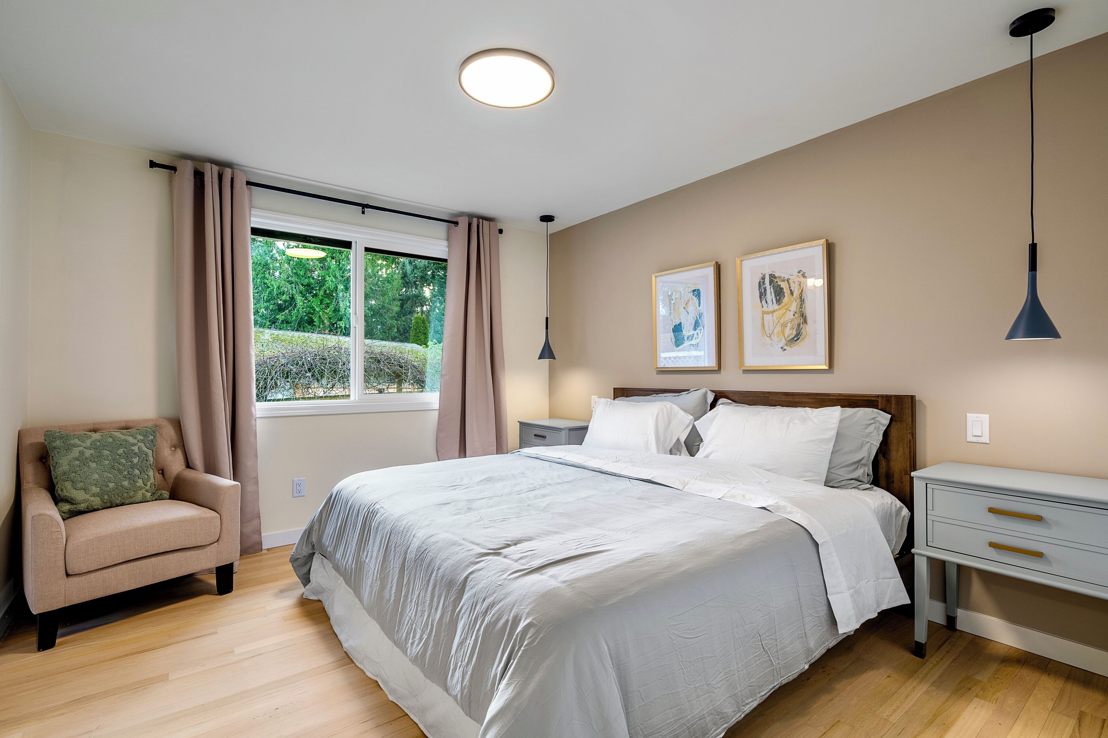 3 slaapkamers, een kluis op de kamer, een bureau