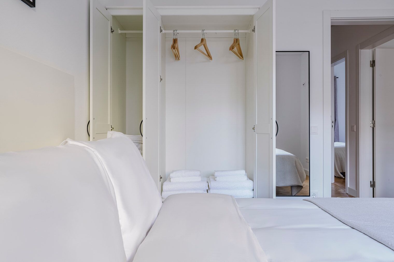 3 habitaciones, tabla de planchar con plancha, wifi y ropa de cama 