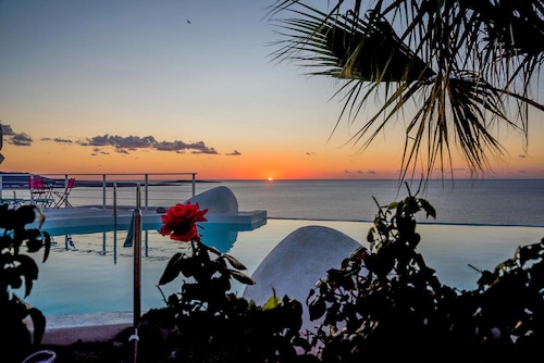 Country House 'Kaladi Rock Avlemonas' with Sea View.