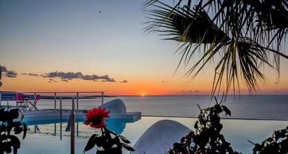 Maison de campagne 'Kaladi Rock Avlemonas' avec vue sur la mer.