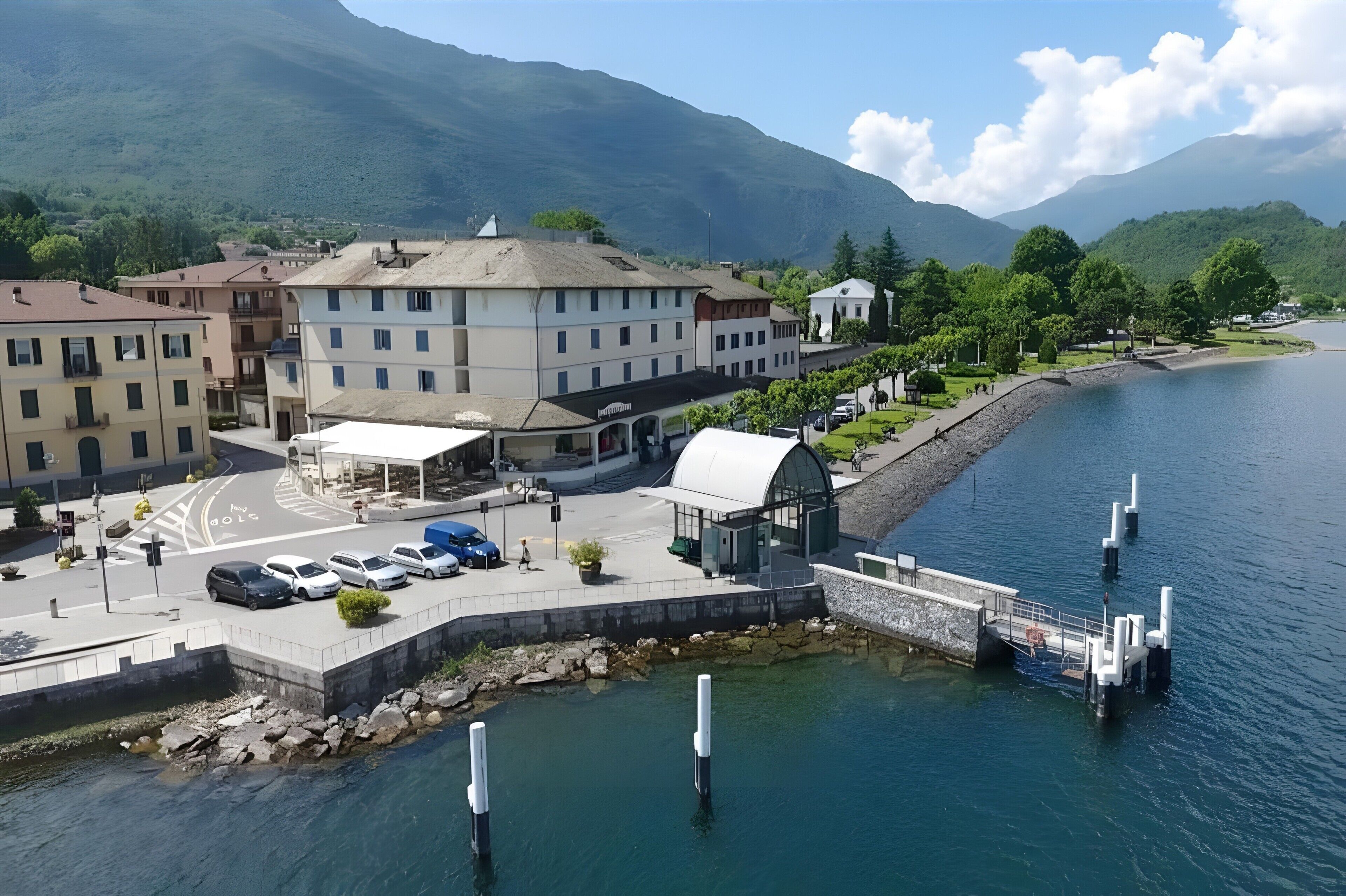 Un hôtel situé au bord du lac, doté d’un parking, d’une galerie couverte et offrant une vue sur le lac et les montagnes.
