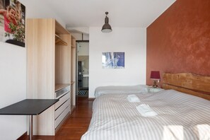 A bedroom with a bed, bedside table, and a wardrobe. - Room 'Tripla Con Balcone' with Mountain View, Wi-Fi and Air Conditioning (Salerno)