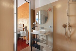 Shower, hair dryer, towels - Room 'Camera Doppia Con Ampio Balcone' with Mountain View, Wi-Fi and Air Conditioning (Salerno)
