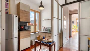 Frigorifero, microonde, forno, piano cottura