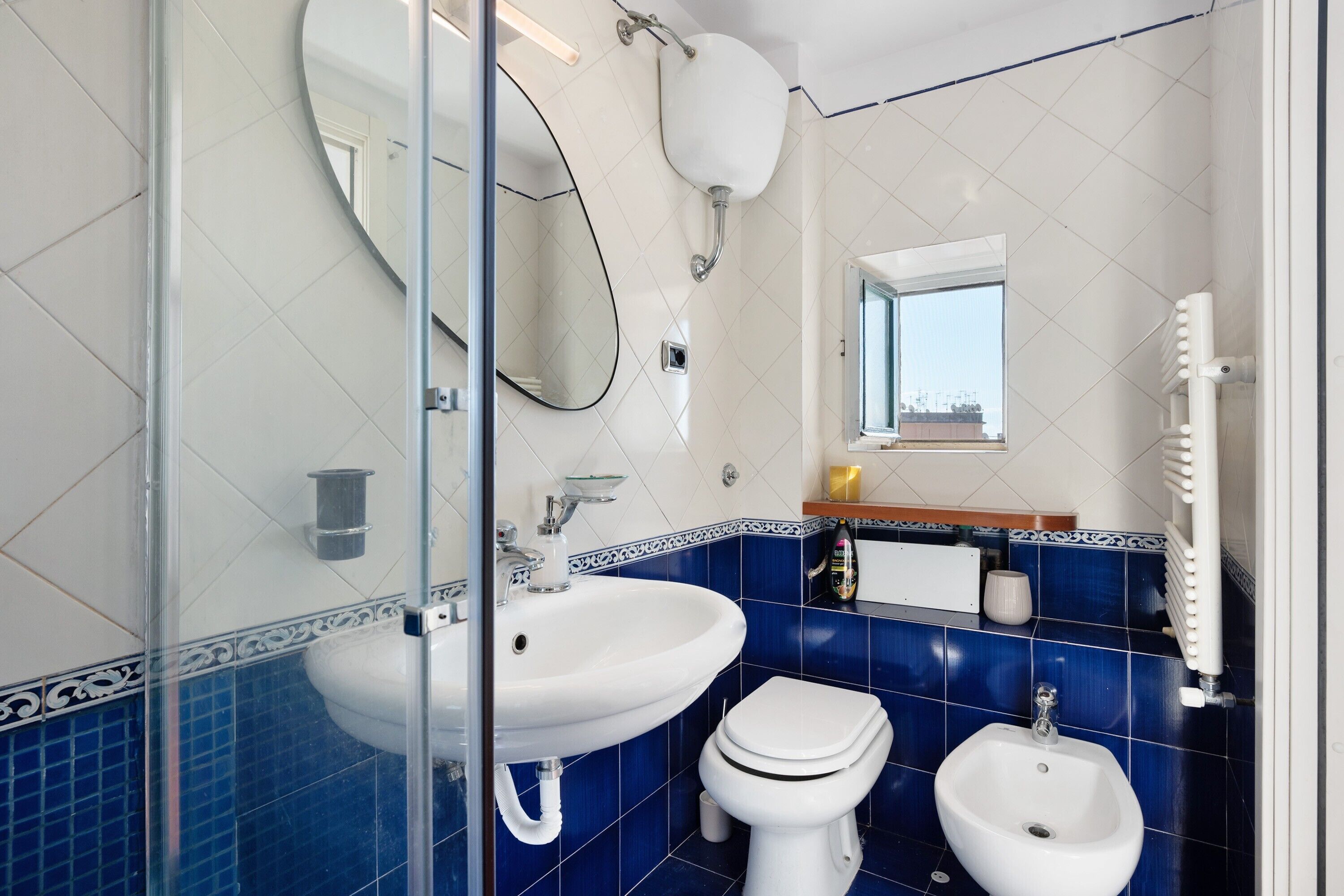 Regadera, secadora de cabello, toallas 