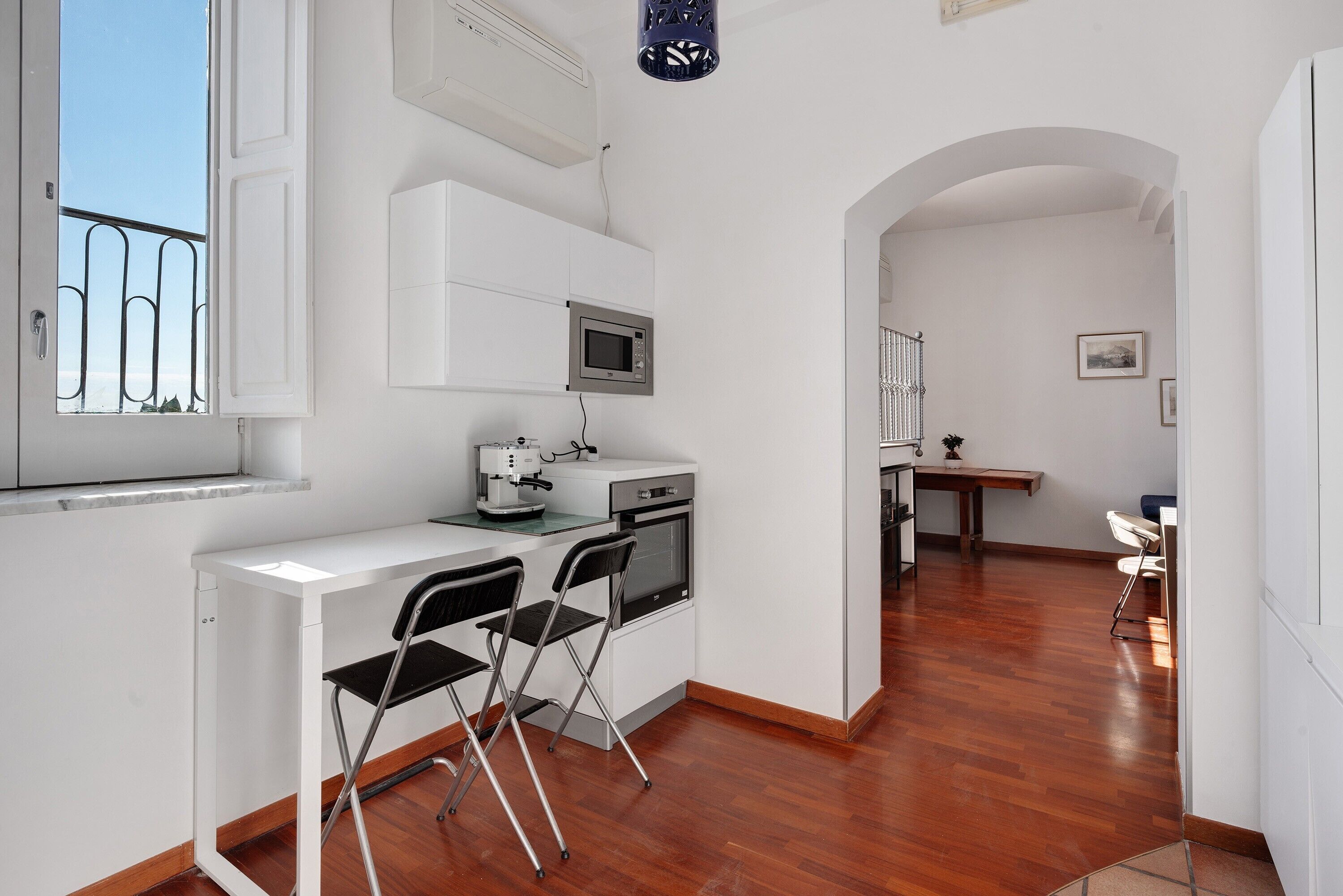 Frigorífico, microondas, horno y placa de cocina