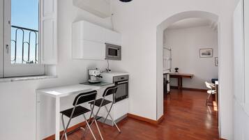 Frigorífico, microondas, horno y placa de cocina