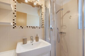 Dusche, Haartrockner, Handtücher