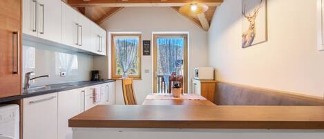 Jääkaappi, mikroaaltouuni, liesi, astianpesukone