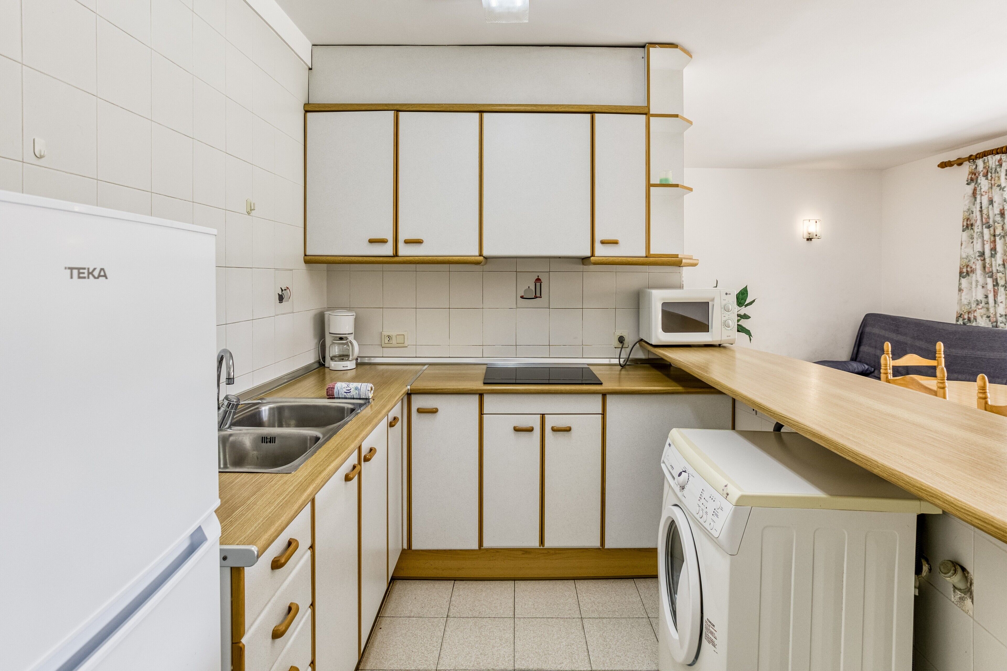 Réfrigérateur, micro-ondes, plaque de cuisson, cafetière/bouilloire