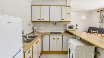 Réfrigérateur, micro-ondes, plaque de cuisson, cafetiÚre/bouilloire