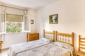 2 bedrooms, iron/ironing board, free WiFi, bed sheets - Apartment 'Clota Petita' with Mountain View, Shared Pool and Wi-Fi (L'Escala)