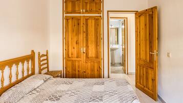 2 makuuhuonetta, silitysrauta/-lauta, ilmainen Wi-Fi, vuodevaatteet