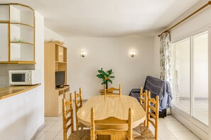Dining - Apartment 'Clota Petita' with Mountain View, Shared Pool and Wi-Fi (L'Escala)