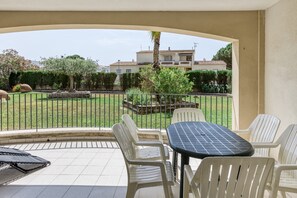 Outdoor dining - Apartment 'Clota Petita' with Mountain View, Shared Pool and Wi-Fi (L'Escala)