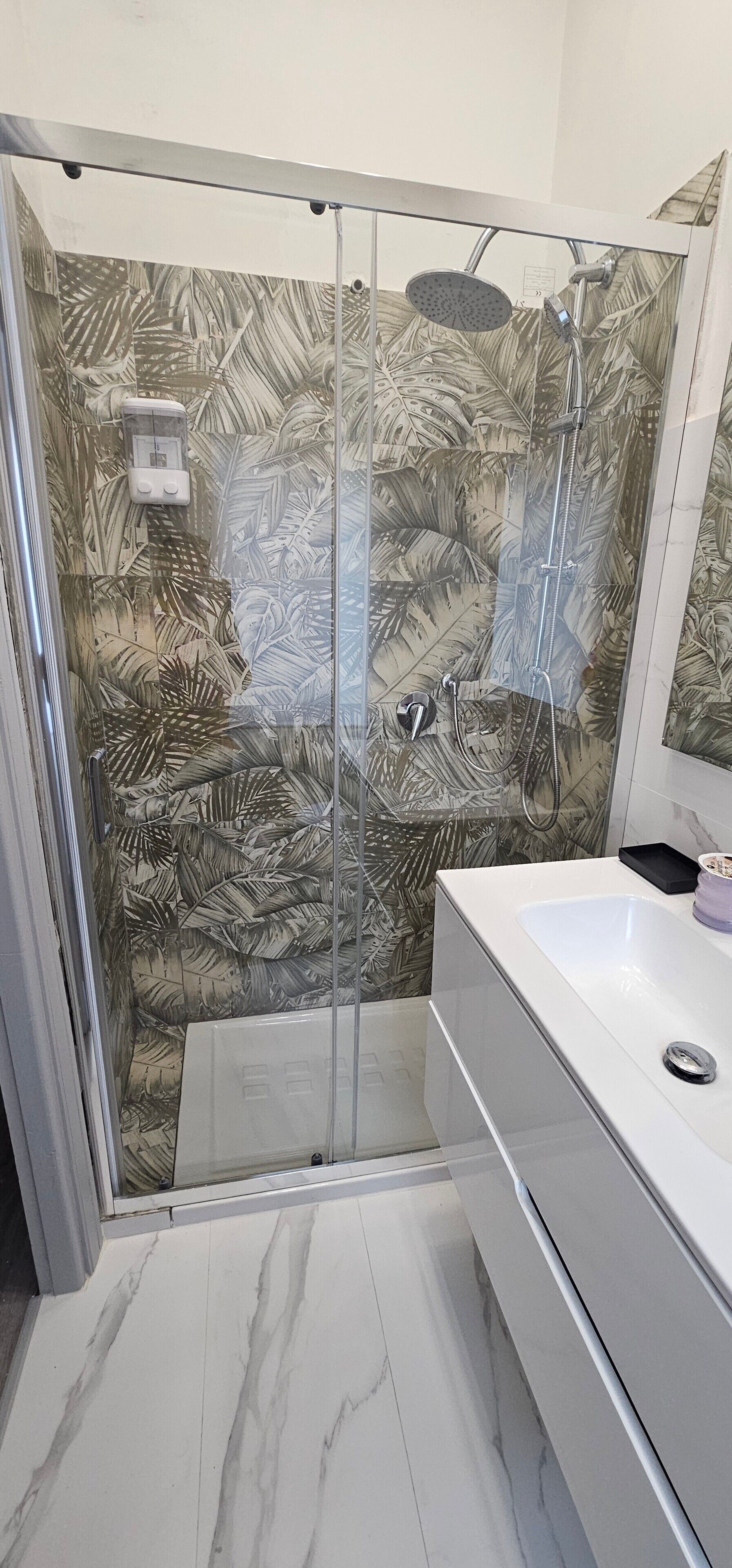 Douche, sèche-cheveux, serviettes fournies