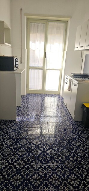 Microwave, stovetop, coffee/tea maker, cookware/dishes/utensils - Room 'Quadrupla' with Shared Terrace, Wi-Fi and Air Conditioning (Roma)