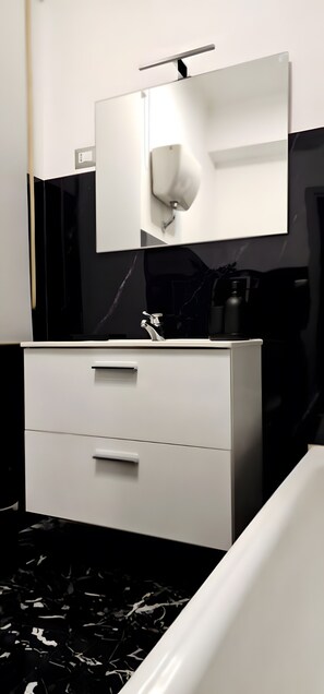 Douche, sèche-cheveux, serviettes fournies