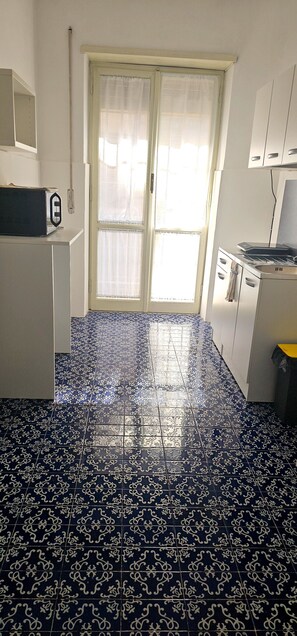 Microwave, coffee/tea maker, cookware/dishes/utensils