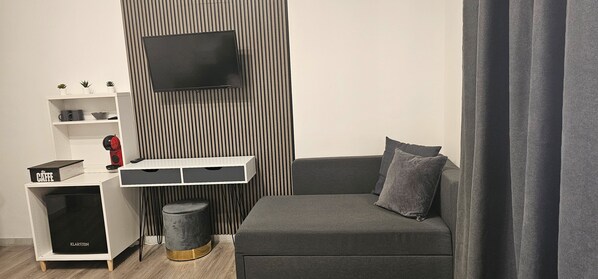 TV - Room 'Tripla' with Shared Terrace, Wi-Fi and Air Conditioning (Roma)