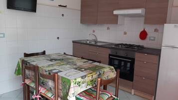 Kühlschrank, Herdplatte, Kochgeschirr/Geschirr/Besteck