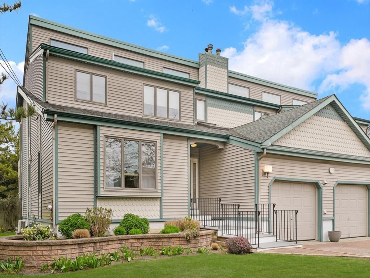 Harbor Paws Retreat - Walking to Pet Friendly Beach!