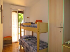 1 bedroom, bed sheets