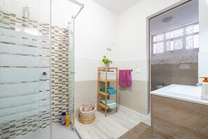 Dusche, Haartrockner, Handtücher